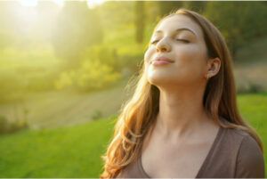 Kobieta oddychająca przez nos