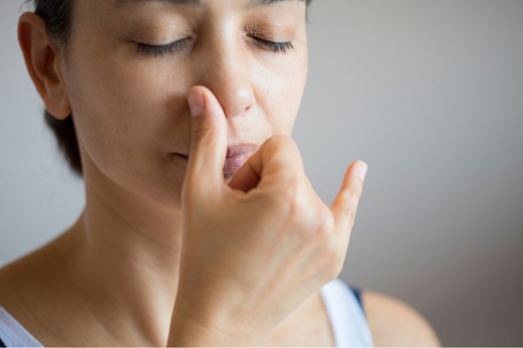 Kobieta ćwicząca oddech naprzemienny przez nos.