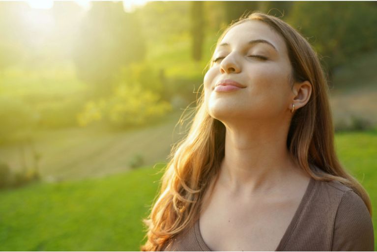 Kobieta oddychająca przez nos